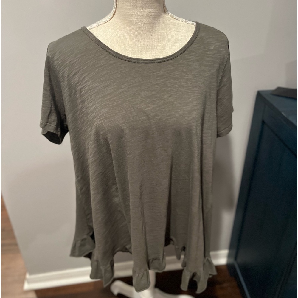 Cupio 1x olive green with ruffle bottom top